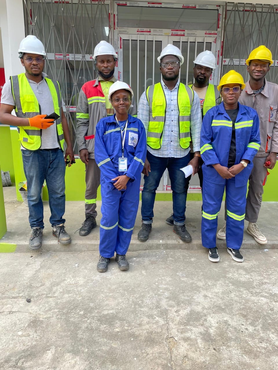 L'équipe technique de Power Engineering en intervention de câblage industriel à Douala.